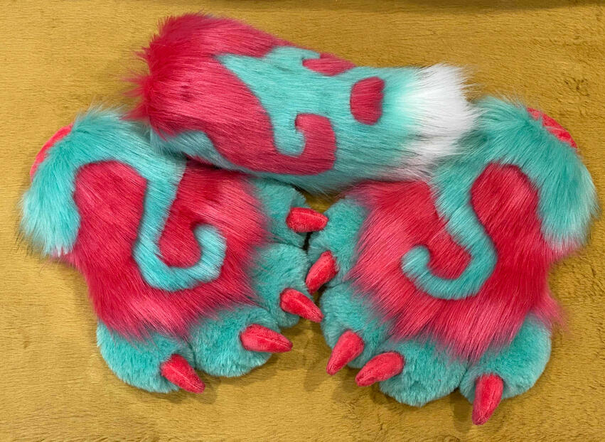 Swirly paws and nub tail